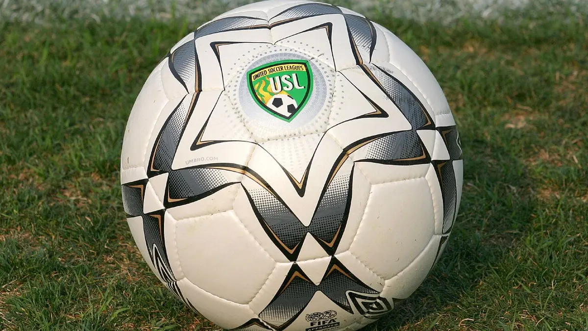 what does under 4.5 means in betting - football on a pitch